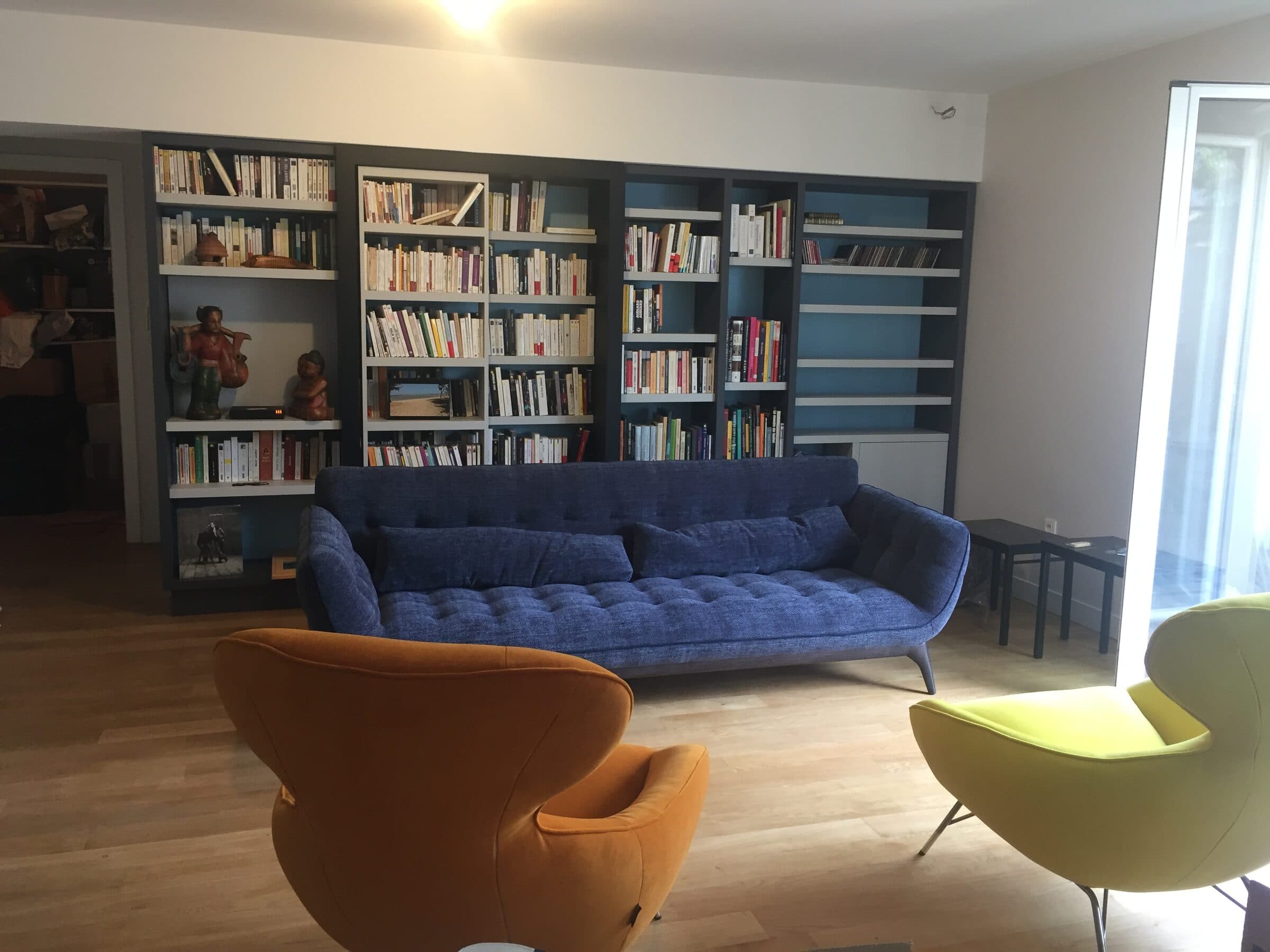 Bibliothèque sur-mesure et salon contemporain — projet Volumes et Surfaces
