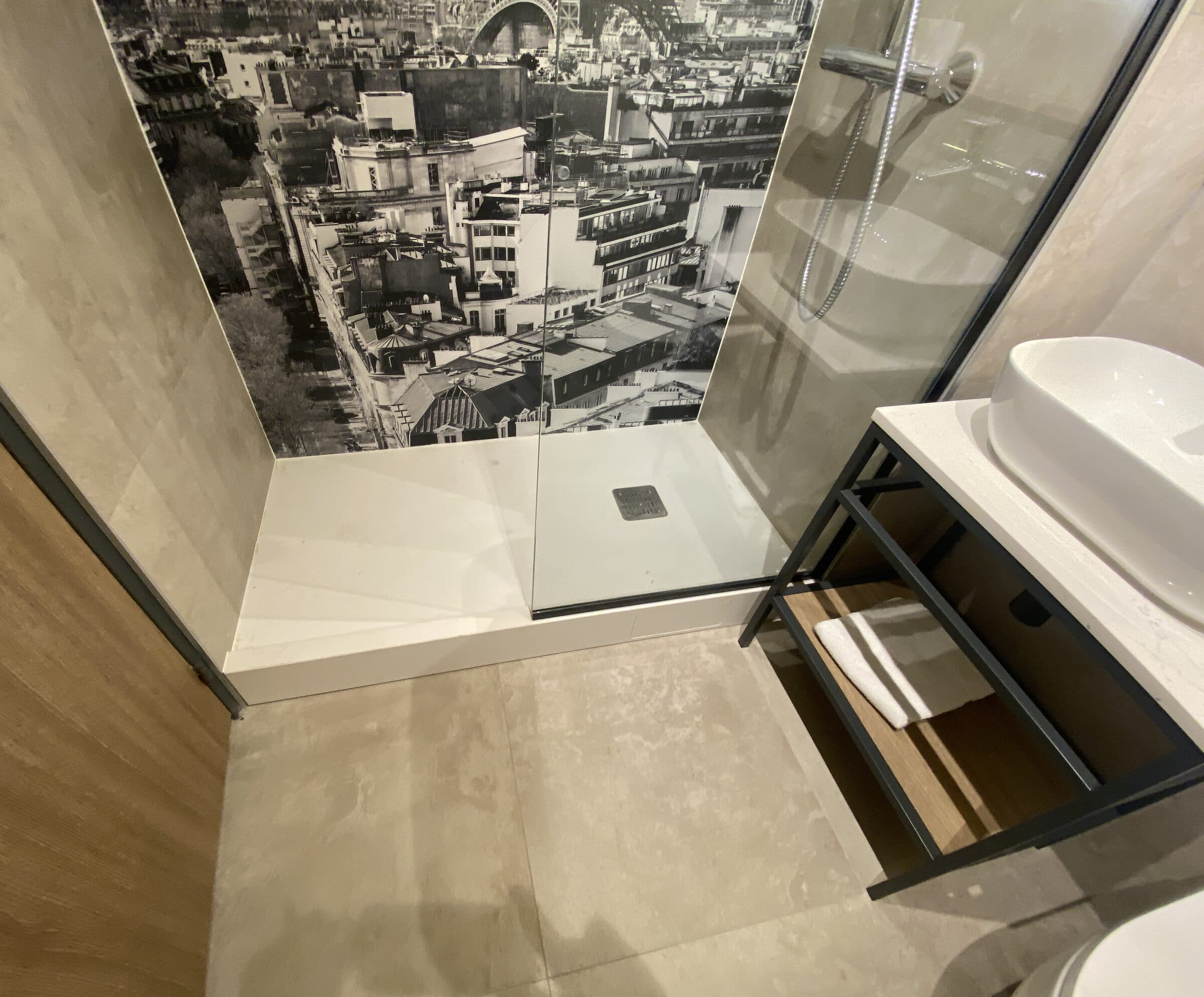 Salle de douche contemporaine avec fresque panoramique de Paris